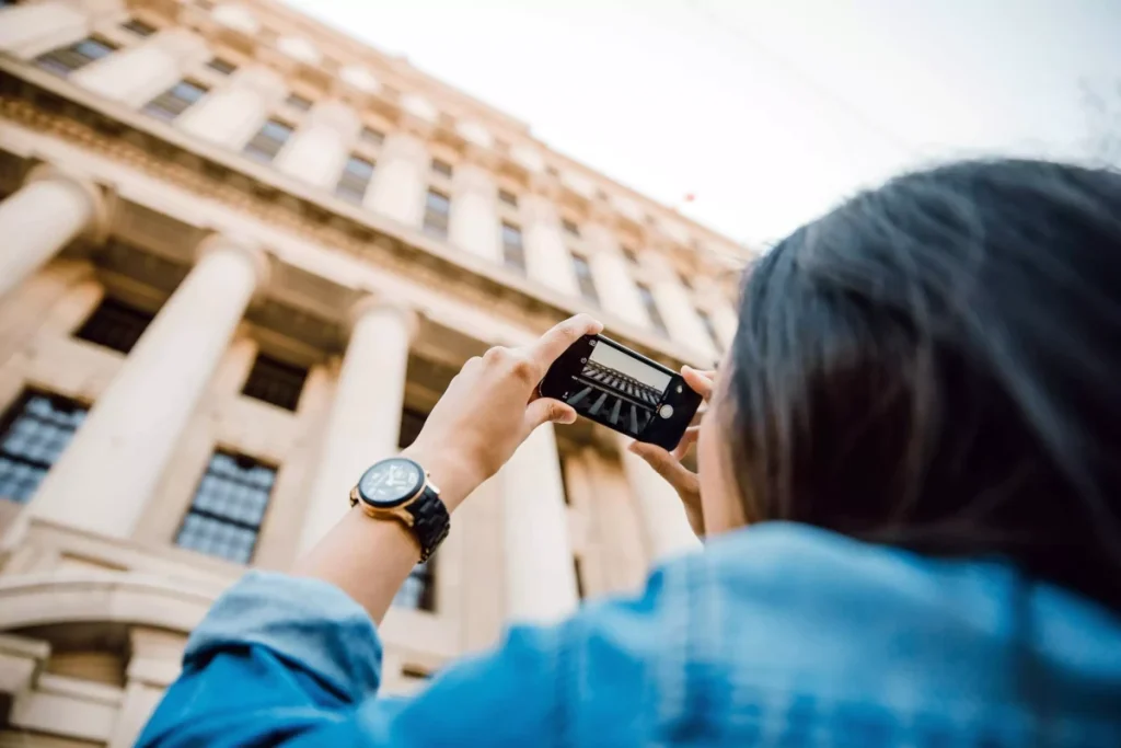tourist-and-building